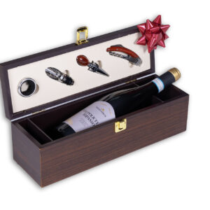 025 WINE IN WOODEN PRESENT BOX & ACCESSORIES