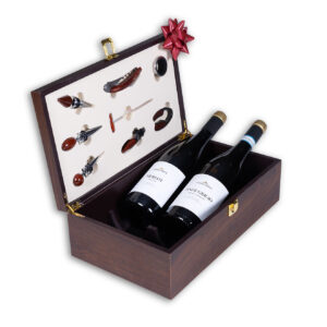 026 WINE IN WOODEN PRESENT BOX & ACCESSORIES
