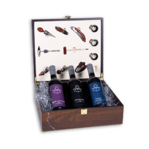 027 WINE IN WOODEN PRESENT BOX & ACCESSORIES